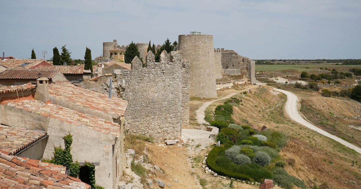 Village médiéval et ruines fantasy pour campagnes JDR