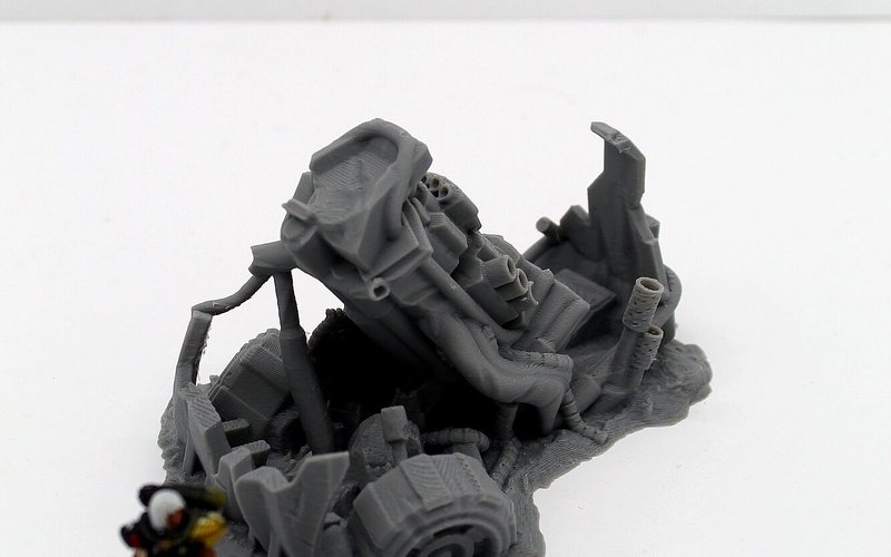 Table Warhammer 40K avec épaves de véhicules orks et scatter terrain