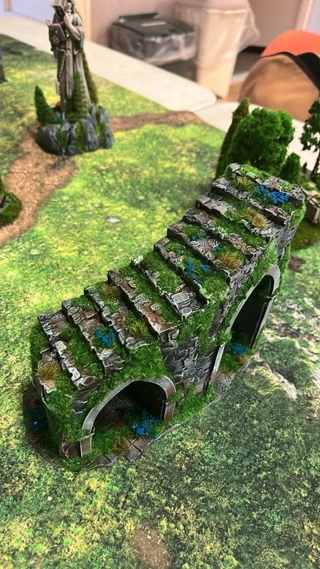 Ruine de pont en pierre avec escalier moussu et fleurs bleues, décor wargame imprimé en 3D