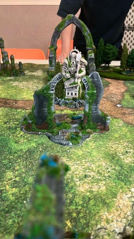 Sanctuaire en ruine avec arche brisée et statue de héros, décor fantasy imprimé en 3D