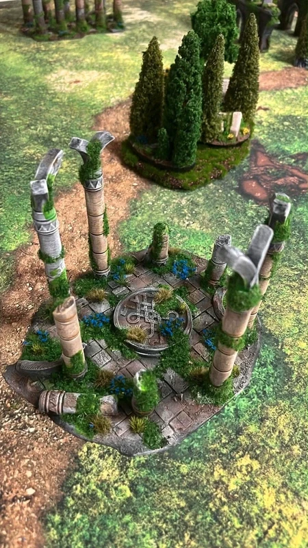 Temple en ruine avec colonnes brisées et dallage à mosaïque centrale pour wargame fantasy